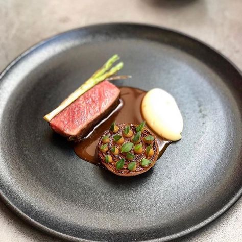 Dry Aged Cumbrian Beef, Parsnip Purée, Grilled Onion, Leek & Honey Purée Grilled Onion, Michelin Food, Antonio Bachour, Parsnip Puree, Gourmet Food Plating, Garlic Honey, Fine Dining Recipes, Grilled Onions, Best Chef