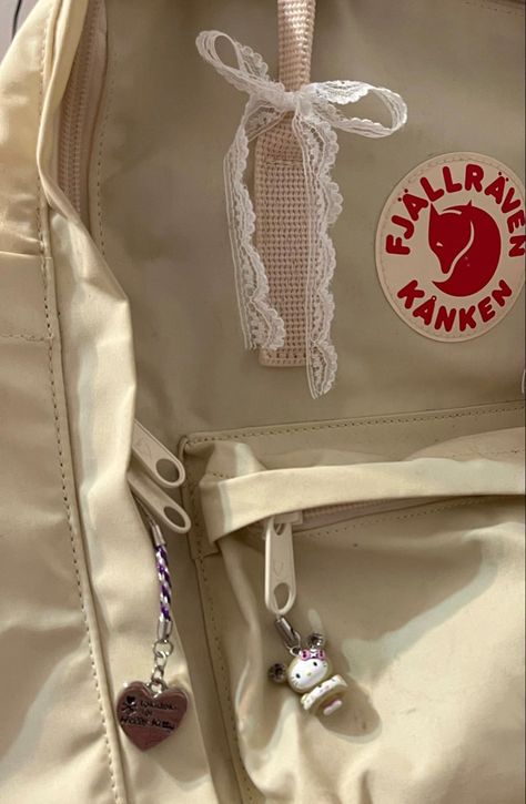 It Girl Backpack, Fjallraven Kanken Aesthetic, Cute Backpacks Aesthetic, Kanken Backpack Aesthetic, Coquette Backpack, Mochila Kpop, Cute School Bag, Backpack Aesthetic, School Bag Essentials