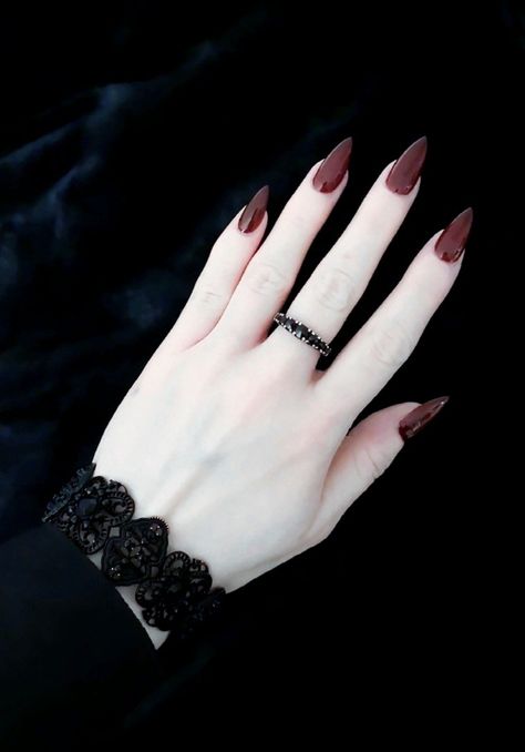 Goth nails Gothic Nail Colors, Vampire Nail Art Designs, Vamp Nails Acrylic, Gothic Rose Nails, Vampire Nails Gothic Short, Gothic Nails Simple, Twilight Nails Aesthetic, Vampire Nails Short, Short Vampire Nails