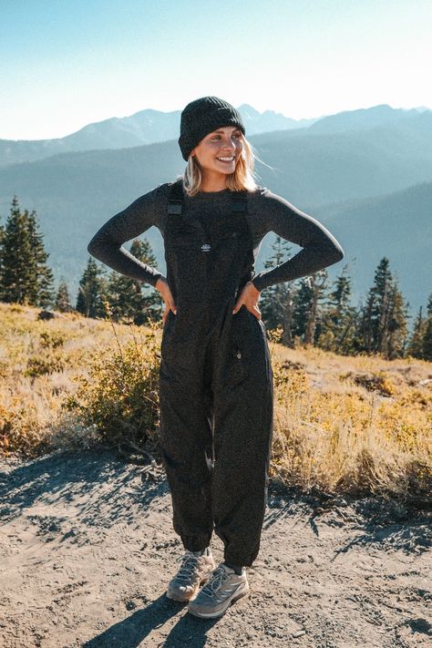 Womens Work Overalls, Hiking Overalls, Mountain Chic Fashion, Spirit Jeans Ideas, Womens Style Inspiration, Hiking Outfit Women Mountain, Salopette Outfit, Stretchy Overalls, Spirit Jeans