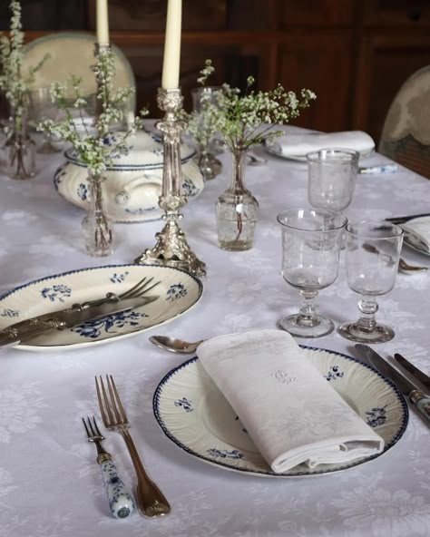 Nothing gives quiet luxury quite like monogrammed antique French table linens. Their subtle yet enchanting damask designs and hand embroidered initials are elegant and rich in history. This stunning set is embroidered in the initials L.B. And comes with twelve napkins and one large tablecloth. Head to our website to shop! #antiquetable #antiquetableware #antiques #tablescape #tablestyling #tabledecor #artdelatable #maisonfete French Dining Table Decor, Regency Table Settings, White Table Cloth Decor, French Dinner Table, French Tablescape, Table Setting Aesthetic, French Style Dining Room, French Table Decor, Antique Table Setting