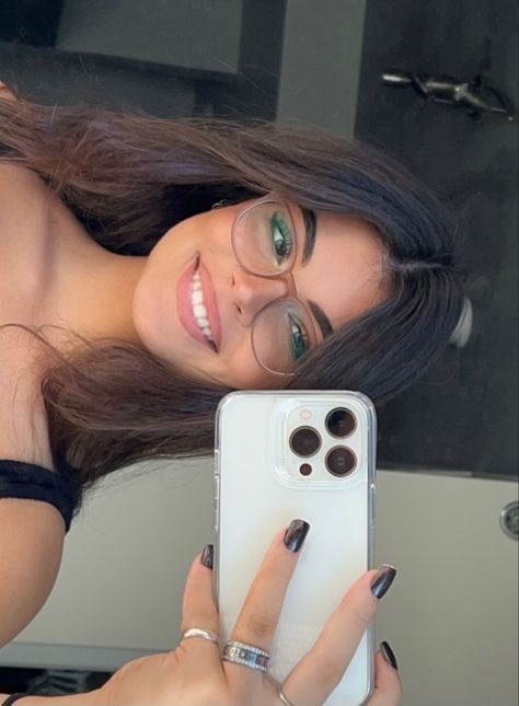 Brunette Glasses, Cute Glasses Frames, Brunette Aesthetic, Classy Glasses, Glasses Outfit, Glasses Inspiration, Womens Glasses Frames, Take A Selfie, Cool Glasses