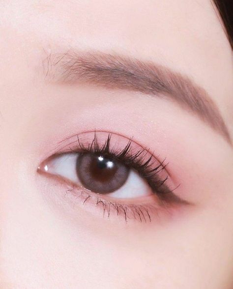 Korean Eye Brows, Mecup Ideas Photo, Simple Korean Eyeliner, Make Up Simple Korea, Korean Eyes Aesthetic, Brown Eyeliner Korean, Cute Eyeliner Looks Simple, Make Up Korea Natural, Korean Standard Of Beauty