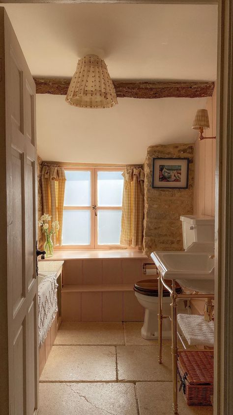 Italian Cottage Bathroom, Bathroom English Cottage, Old Renovated Houses, Old Cottage Bathroom, Traditional Cottage Bathroom, English Country Bathroom Cottage Style, Small English Cottage Interior, Cottage House Bathroom, Cottage Washroom