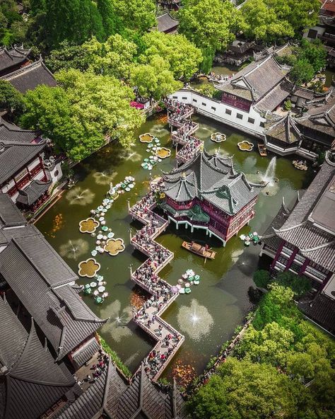 Chinese Garden Landscape, Highlights On Instagram, Chinese Courtyard, Nature And Architecture, Chinese House, China Architecture, China Garden, Asian Garden, Asian Architecture