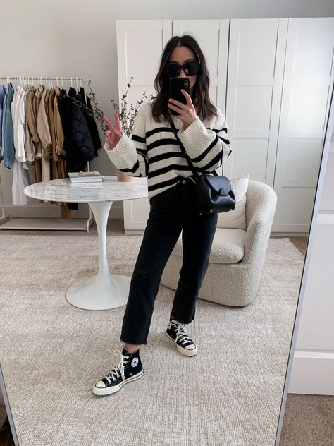 35 Ways to Style Converse High Top Sneakers - Crystalin Marie Ways To Style Converse, Styling Converse High Tops, Black High Top Converse Outfits, Black Hi Top Converse, Converse Outfit Winter, High Top Converse Outfit, High Top Outfit, Converse Outfit Fall, Chucks Outfit