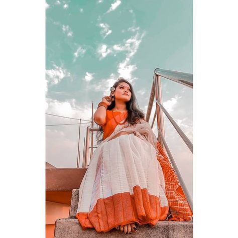 Saree Poses On Stairs, Girls Cute Dp, Formal Dress For Men, Saree Photography, Saree Pic, Saree Pose, Cute Dp, Men Office, Anime Body