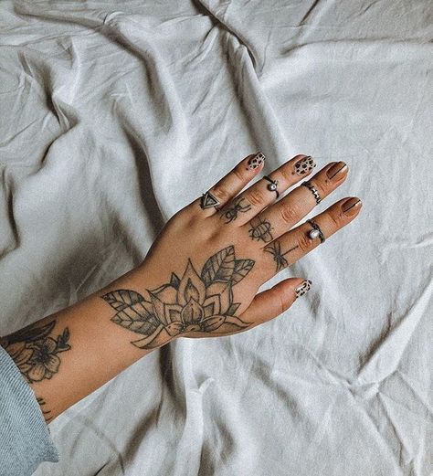 Wrist Hand Tattoo, Tattoo Main, Unique Hand Tattoos, Science Tattoos, Hand And Finger Tattoos, Pretty Hand Tattoos, Hand Tats, Floral Tattoo Sleeve, Hand Tattoos For Women