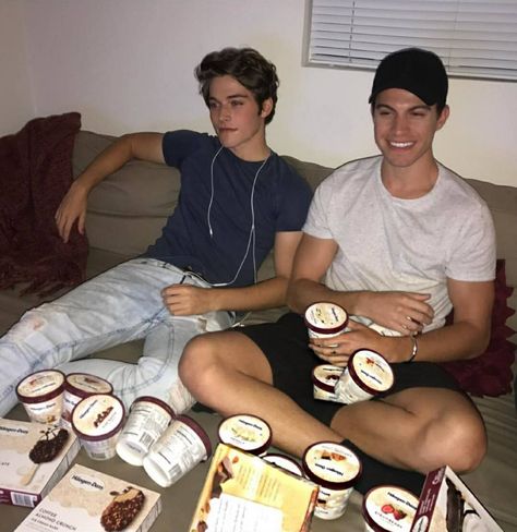 Los amo “obvio mas a ti mejor amigo” ❤️ Froy Gutierrez, Flirting Moves, Boyfriend Goals, Tumblr Boys, Kids Videos, Dream Guy, Friend Pictures, Cute Couple Pictures, Boys Who