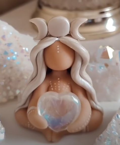 Air Dry Clay Goddess Diy, Clay Goddess Tutorial, Polymer Clay Goddess Tutorial, Witchy Clay Ideas, Spiritual Clay Ideas, Witchy Air Dry Clay Crafts, Diy Witchy Clay Crafts, Wicca Diy, Goddess Crafts