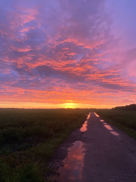 Sunset after the rain 2023 Sun After Rain, Widget Pictures, Rainy Day Aesthetic, Nostalgic Pictures, Pretty Skies, Day Aesthetic, Mahira Khan, After Rain, Ideal Life