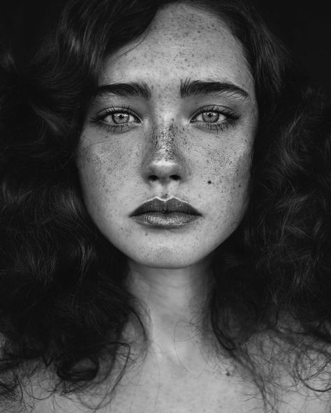 People With Red Hair, People With Freckles, Black And White People, Black And White Face, Photographie Portrait Inspiration, Face Photography, Portrait Images, Black And White Portraits, Interesting Faces