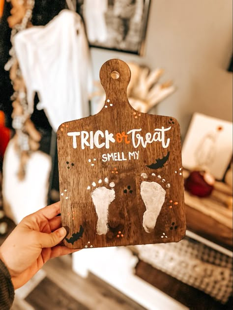 Halloween Crafts For Families, Fall Craft Newborn, Toddler Keepsake Crafts Fall, Fun Wooden Projects, My First Halloween Boy Craft, Fall Baby Decorations Diy, First Halloween Keepsake, Halloween Craft Footprint, Fall Crafts For Grandparents