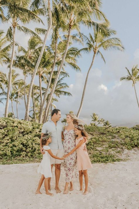 Tips for a Smooth Beach Family Photoshoot | Hawaii Family Photography | Oahu Family Photographer Family Photo Outfits Hawaii, Hawaii Photoshoot Outfit, Family Pictures In Hawaii, Hawaiian Family Photos, Tropical Family Photos, Family Photos In Hawaii, Family Photos Beach Outfits, Hawaii Family Photoshoot Outfits, Creative Beach Photography