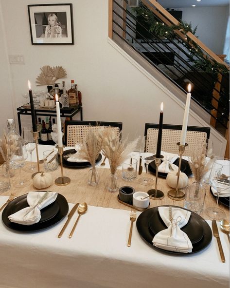 Table Inspiration Dinner, Table Setup For Dinner Party, Cute Dinner Table Decor, Minimalist Table Decor Party, Thanksgiving Table Decor Minimalist, Set Up Table For Dinner, Minimalistic Thanksgiving Table, Thanksgiving Table Minimalist, Dinner Setting Ideas Decor