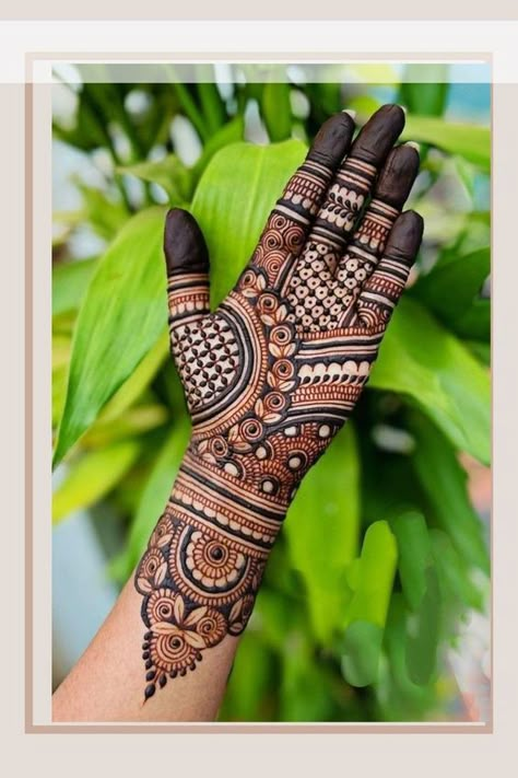 Mehndi Right Hand Design, Mahedi New Design, Thick Mehndi Designs, Mahendiii Design Simple, Sider Mehndi Design, Line Mehendi, Mehendi Design Back Hand, Mehendi Design Back, Mehndi Design Hand