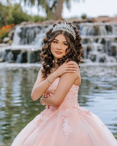 Quinceañera List, Poses For Quinceanera Pictures, 15 Pictures Ideas, Sweet 15 Photoshoot Ideas, Quinceanera Poses Photo Shoots, Quince Poses Photo Shoots, Quinceanera Poses, Quince Photos, Quince Photoshoot Ideas