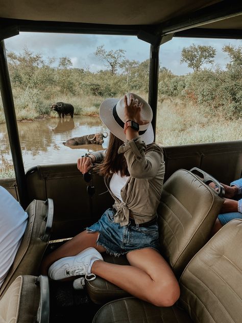 Africa safari trip. 😻 #safari #southafrican #wildlife #fashion South Africa Picture Ideas, Trip To Africa Outfit, Safari Vacation Outfit, Safari Photoshoot Ideas, Safari Outfit Women Africa, Africa Trip Outfits, Desert Outfits Women, African Safari Outfit, South Africa Outfits