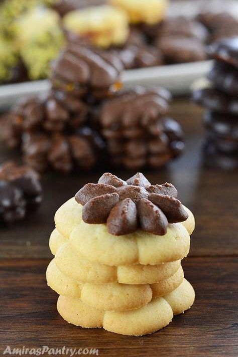 Easy holiday butter cookies recipe. One of the most traditional Egyptian holiday cookies that are so irresistible. #amiraspantry #ButterCookiesRecipe #EasyButterCookies #EgyptianButterCookies #DanishButterCookies #PetitFoursRecipes #betefourRecipe #holidayCookies | amiraspantry.com Arabian Sweets, Egyptian Cookies, Egyptian Desserts, بيتي فور, Nan Khatai, Eid Cookies, Mat Inspiration, Butter Cookies Easy, Arabic Desserts