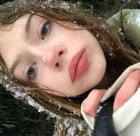 💌💌 on Instagram: “i honestly hope we get snow this year 💌 #whisper #whispers #girlboss #gaslight #gatekeep #pinterest #girlblog #whisperapp #aesthetic…” No Make Up Make Up Look, Winter Girls, Winter Aesthetic, 인물 사진, Pretty Makeup, Cute Makeup, Aesthetic Makeup, Makeup Inspo, Pretty Face