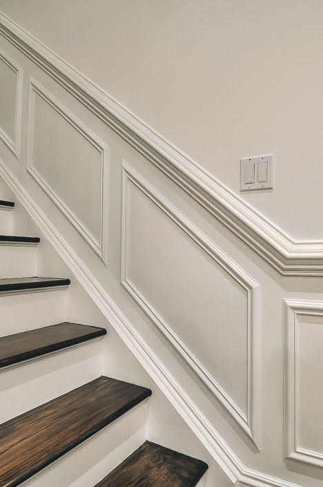 Dröm Hus Planer, Stair Paneling, درج السلم, Wainscoting Styles, Staircase Remodel, Staircase Makeover, Staircase Decor, Hallway Designs, Interior Stairs