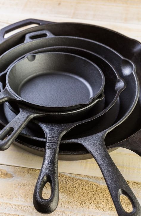 No time or energy for a complicated seasoning process? No problem! Our guide will teach you how to season a cast iron skillet easily and still get a flawless finish. #realbalancedblog #castiron #seasoningcastiron Season A Cast Iron Skillet, Mini Cast Iron, Gerobak Dorong, Pans And Pots, Cast Iron Pans, Cast Iron Skillets, Cast Iron Skillet Recipes, Australian Food, Barefoot Contessa