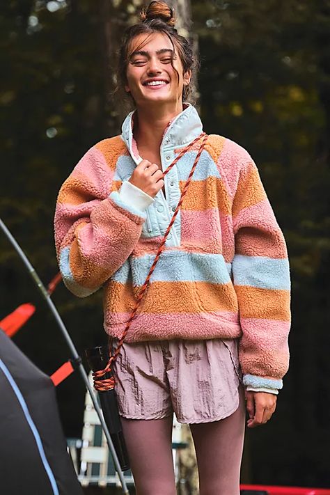 The Best Fleece Jackets & Pullovers, Approved By Gorpcore Fanatics #refinery29 https://www.refinery29.com/en-us/fleece-fashion-trend#slide-1 Fleece Outfit, Free People Activewear, Fleece Jackets, Pullover Outfit, Outfit Trends, Print Pullover, Mode Inspiration, Boho Outfits, Fleece Jacket