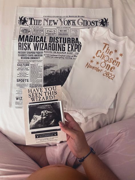 I’m Expecting Announcement, Harry Potter Birth Announcement, Harry Potter Baby Announcement Ideas, Harry Potter Maternity Photoshoot, Sorting Hat Gender Reveal, Bookish Baby Announcement, Book Baby Announcement, Harry Potter Baby Announcement, Harry Potter Nursery Ideas