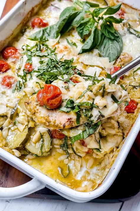 This one-pan Caprese Pesto Chicken Orzo is delicious and simple to make any time you're craving Mediterranean flavors. It's oh-so-simple, easy to clean up with one pan, and ready in a little more than 30 minutes. It's weeknight dinner heaven! Orzo Bake, Pesto Orzo, Baked Pesto Chicken, Chicken Pesto Recipes, Caprese Pasta Salad, Caprese Pasta, Chicken Orzo, Caprese Chicken, Pasta Ingredients