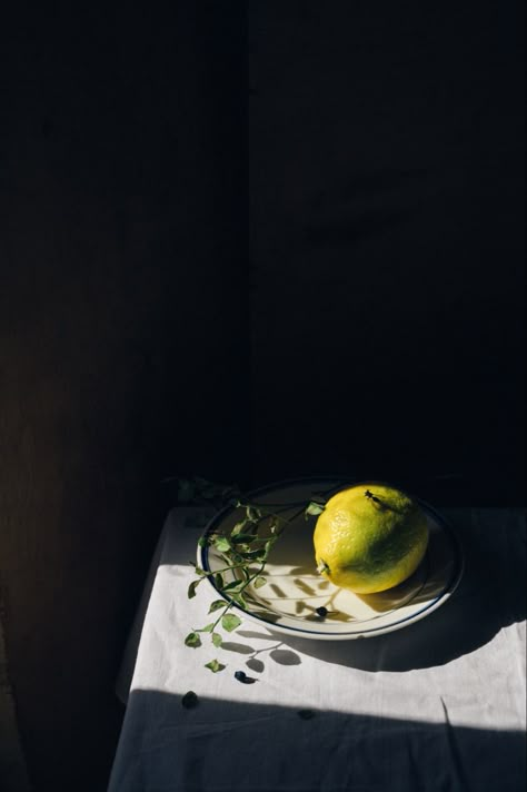 Bottles Still Life, Fruits Photography, Still Life References, Light And Shadow Photography, Apples Photography, Still Life Pictures, Food Still Life, Photography Food Styling, Summer Menu