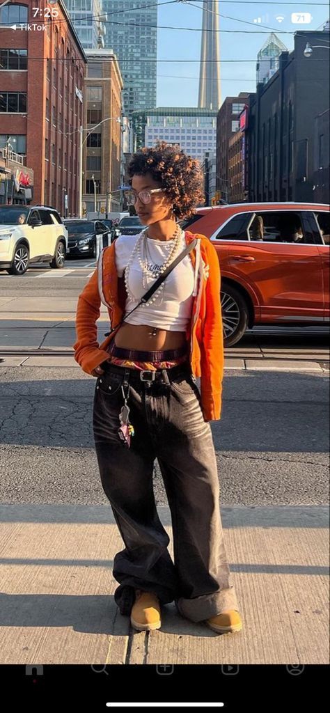 Bohemian Tomboy Style, How To Style Street Wear, Brown Baggy Outfit, R&b Style Fashion, Y2k Outfits 2023, Mystic Style Fashion, Summer Tom Boy Femme, Streetwear Fashion Poses, Afro Outfits Street Style