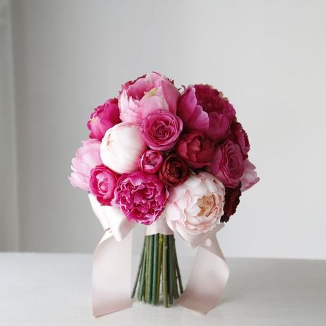 2024 Trend: Pink and White Wedding Bouquet Ideas for an Elegant, Boho, or DIY Celebration Pink Rose And Peony Bouquet, Pink Floral Wedding Bouquet, Bride Flower Bouquet Peonies, Pink Flower Bouquet Wedding, Fuschia Wedding Flowers, Bouquet Peonie, Pink Bride Bouquet, Wedding Bouquets Peony, Pink Peony Bouquet Wedding