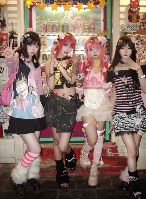 2000s Gyaru Aesthetic, Gyaru Friends, Visual Kei Outfit Ideas, Dress Aesthetic Party, Gyaru Pose, Real Goth, 2000s Japanese Fashion, Kei Fashion, Harajuku Fashion Street