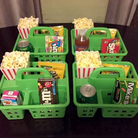 Teenage Party Games, Backyard Movie Night Party, Movie Theater Party, Games Camping, Outdoor Movie Party, Backyard Movie Theaters, Backyard Movie Party, Movie Night For Kids, Movie Night Food