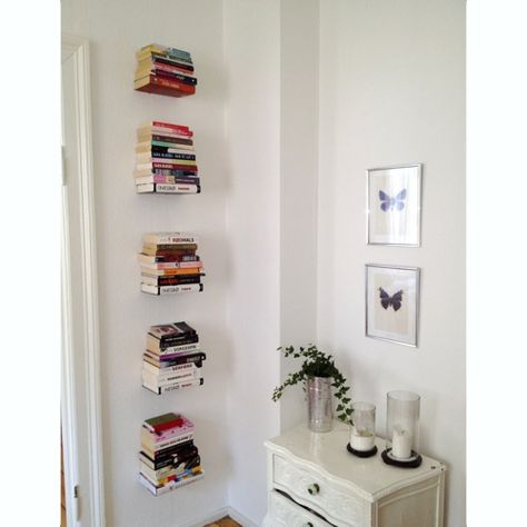 Invisible Bookshelves, Stacked Tile Backsplash, Stacked Tile, Tile Backsplash Ideas, Aesthetic Home Decor Ideas, Invisible Bookshelf, Bookshelves For Small Spaces, College Room Decor, Bedroom Decor Design