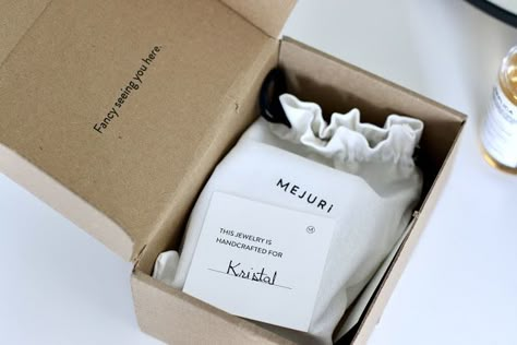 Krissy Deane: Mini Mejuri Unboxing Mejuri Unboxing, Mejuri Packaging, Unboxing Packaging Ideas, Jewellery Packaging Ideas, Jewelry Packaging Ideas, Unboxing Packaging, Jewelry Packaging Design, Jewelry Package, Jewelry Packaging Box