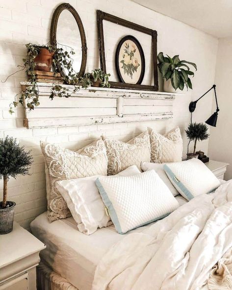 Vintage Farmhouse Bedroom, Rustic Farmhouse Bedroom, Country Bedroom Decor, Rustic Bedroom Design, Gift Bag Ideas, Bedroom Background, Rustic Bedroom Decor, Hunting Cabin, Decorating Bedroom