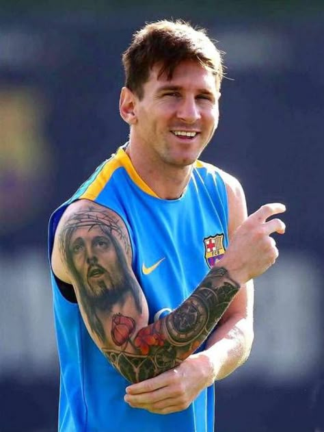 Nuevos_tatuajes_de_messi_2016 (4) Messi Tattoo Arm, Beard Or No Beard, Messi Tattoo, Sacred Art Tattoo, Soccer Tattoos, Lio Messi, Christ Tattoo, Leonel Messi, Jesus Tattoo