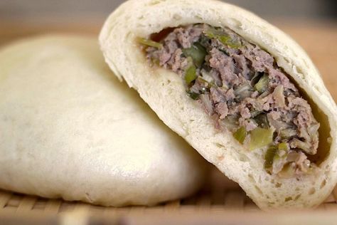 Pork Bun Recipe, Japanese Steamed Buns, Beef Buns, Steamed Buns Recipe, Steamed Meat, Steamed Pork Buns, Meat Bun, Pork Bun, Chicken Buns