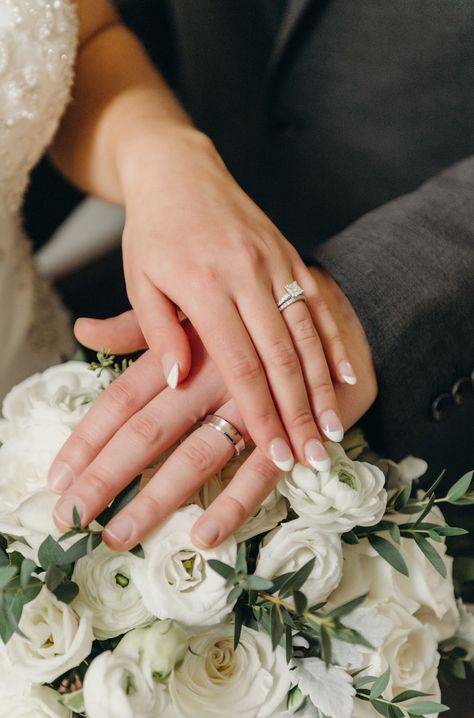 Bride and grooms hands on bouqet of white roses showing wedding rings.   #weddingrings #ringshotinspo #ringshot #detailshots #whitebouquet Wedding Ring Images, Ring Images, Wedding Ring Hand, خواتم خطوبة, Wedding Ring Photography, Wedding Ring Pictures, Ring Photography, Wedding Portrait Poses, Engagement Photography Poses