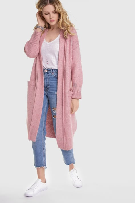 Long Cardigan Pink, Long Pink Cardigan Outfit Winter, Long Pink Sweater Outfit, Light Pink Outfit Ideas Casual, Outfits With A Long Cardigan, Pink Long Cardigan Outfit, Pink Cardigan Outfit Work, Rose Cardigan Outfit, Pink Cardigan Outfit Winter