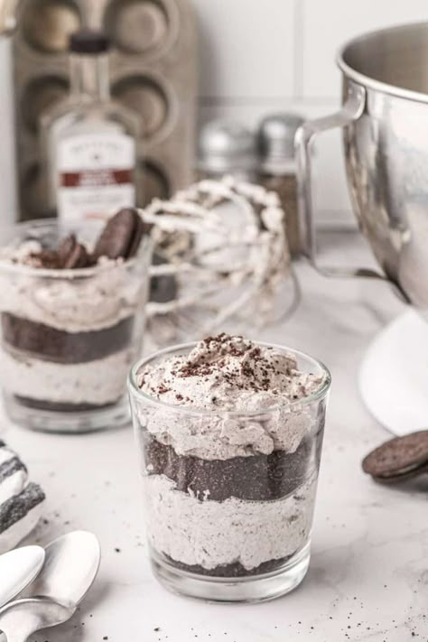 Individual Desserts For A Crowd, Individual Desserts In A Cup, Easy Individual Desserts, Oreo Parfait, Cream Cheese Oreo, Desserts In A Cup, Cup Desserts, Dessert Shooters Recipes, Oreo Mousse