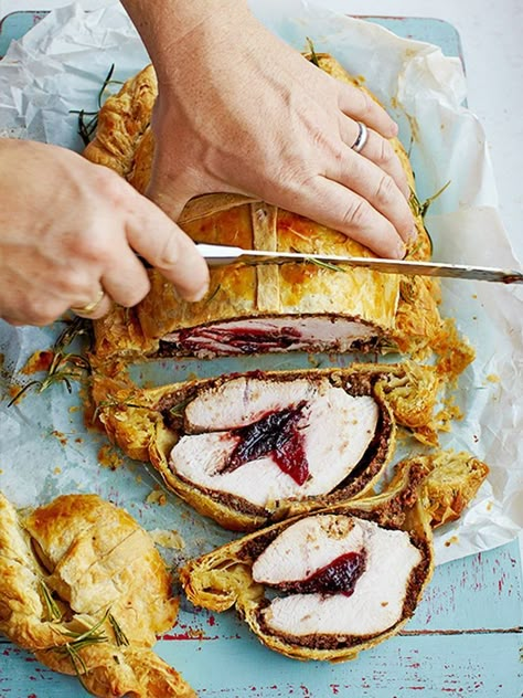 Wellington Recipes, Turkey Wellington, Wellington Recipe, Fakeaway Recipes, Beef Wellington Recipe, Christmas Meals, Jamie Oliver Recipes, Roast Turkey, Turkey Dishes