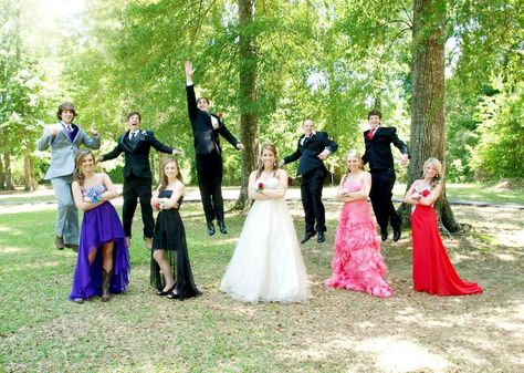 Funny Prom Pictures, Fun Prom Pictures, Prom Funny, Prom Essentials, Homecoming Pics, Poses Prom, Hoco Poses, Prom Pictures Group, Prom Photography Poses