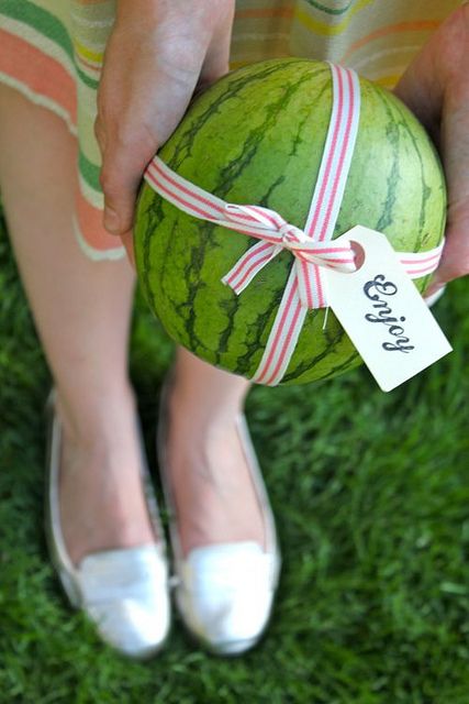 Festive Fruit Salad, Hostess Gifts Summer, Entertaining Hacks, Watermelon Gift, Rustic Flags, Watermelon Party, Pink Cupcakes, Summer Gift, Wrapping Ideas