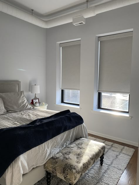 Bedroom Blinds Ideas, Roller Shades Living Room, Roller Blinds Bedroom, Roller Blinds Living Room, Roller Blinds Design, Window Covering Ideas, Cortinas Roller, Window Roller Blinds, Cortina Roller