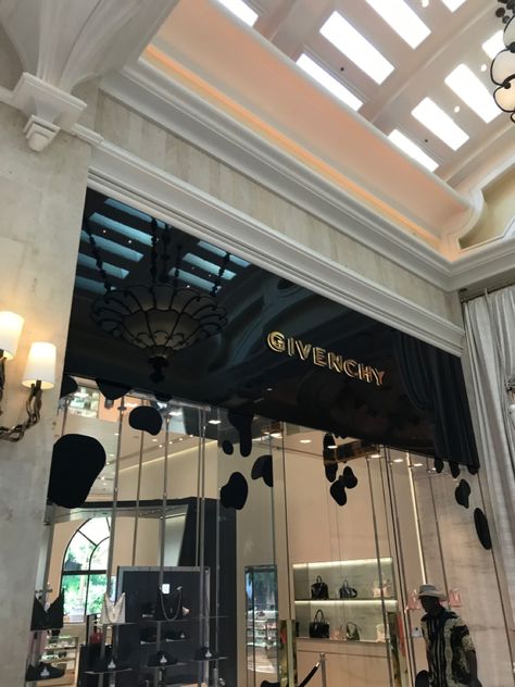 #givenchy #lasvegas #moda #store #fashion #fashionblogger #fashionista #concept #tiendas Givenchy Store, Givenchy Aesthetic, Givenchy Gv3, Expensive Brands, Flagship Store, Miu Miu, Luxury Branding, Givenchy, Fashion Blogger