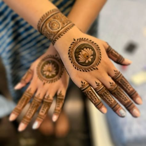 Mehndi Design Simple Flower, Simple Mehndi Designs Mandalas, Mehndi Designs For Short Hands, Mehndi Designs Back Hand Flower, Lotus Mehendi Design Back Hand, Simple Mandala Design Mehendi, Minimal Lotus Mehendi Designs, Mehandi Lotus Design, Back Lotus Mehndi Design