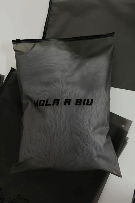 MOQ 50 Pcs Custom Paper Bags, Shirt Packaging, Packaging Ideas Business, Packing Clothes, Clothing Packaging, Custom Jeans, Small Business Packaging, Wrapping Party, Party Gift Bags