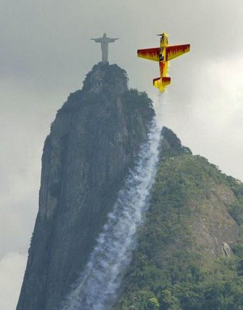 A stunt plane does its best impression of Christ the Redeemer. | 30 Incredible Once In A Lifetime Shots Photo Illusion, Stunt Plane, Air Race, Christ The Redeemer, Time Pictures, Epic Photos, Perfectly Timed Photos, Perfect Timing, Time Photo